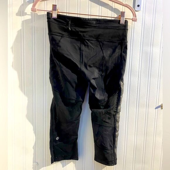 Lululemon Mesh With Me Crop Leggings in‎ Animal Swirl Embossed Black Camo Size 4 - Picture 6 of 8